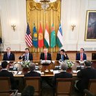 Donald Trump, acompañado por su gabinete, en una reunión con los líderes de Asia Central