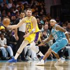 Luka Doncic (Los Angeles Lakers), frente a los Charlotte Hornets
