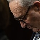 El líder de la minoría del Senado de EE. UU., Chuck Schumer (demócrata por Nueva York), observa durante una rueda de prensa tras una votación del Senado en el Capitolio, en Washington D. C., el 30 de septiembre de 2025, horas antes de que entrara en vigor el cierre parcial del Gobierno. El Gobierno de EE. UU. se encaminaba el martes hacia su primer cierre en seis años, con la financiación expirando a medianoche, después de que los demócratas libraran una guerra de palabras con Donald Trump y los senadores rechazaran una última tentativa de mantener las luces encendidas.