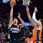 Nikola Jokic (Denver Nuggets) anota frente a los Los Angeles Clippers