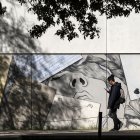 Un estudiante camina por el campus Otay durante la huelga nacional de mujeres denominada «Un día sin nosotras» en la Universidad Autónoma de Baja California, en Tijuana (México), el 9 de marzo de 2020