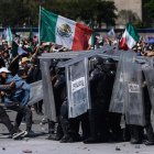 Manifestantes cargan contra la policía durante una marcha juvenil contra el gobierno en la Ciudad de México, el sábado 15 de noviembre de 2025.
