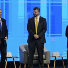 (De izquierda a derecha) Los candidatos presidenciales de Chile José Antonio Kast, del Partido Republicano; Johannes Kaiser, del Partido Nacional Libertario; y Jeannette Jara, del Partido Comunista, participan en la Semana de la Construcción en el centro de eventos Metropolitan de Santiago el 14 de mayo de 2025.