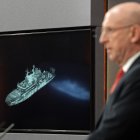 El ministro de Defensa del Reino Unido muestra una imagen del buque ruso Yantar navegando en aguas británicas