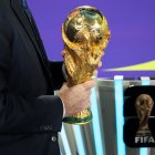 El trofeo de la Copa Mundial de la FIFA en manos del presidente de la FIFA, Gianni Infantino