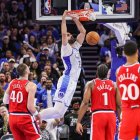 El pívot del Orlando Magic, Goga Bitadze (35), realiza un mate durante la segunda parte del partido contra los LA Clippers en el Kia Center.