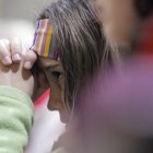 Un joven fiel polaco reza durante una misa en la iglesia polaca de San Estanislao, en el centro de Roma, el 4 de febrero de 2005. El estado de salud del papa Juan Pablo II ha mejorado y está comiendo con normalidad, según informó el portavoz del Vaticano, Joaquín Navarro-Valls, en una rueda de prensa celebrada el viernes en el Vaticano. «El estado de salud del papa ha mejorado y está comiendo con normalidad», afirmó el portavoz.