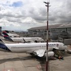 Aviones de la aerolínea LATAM en la pista del Aeropuerto Internacional El Dorado de Bogotá el 19 de mayo de 2025