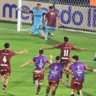 Los jugadores de Lanús celebran tras ganar la tanda de penaltis de la final de la Copa Sudamericana