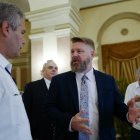 El representante estadounidense por el primer distrito congresional de Arkansas, Rick Crawford (C), habla con un funcionario cubano durante la inauguración de la Conferencia de la Coalición Agrícola Cuba-Estados Unidos en el Hotel Nacional de La Habana, el 8 de noviembre de 2018.