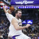 El escolta de Los Angeles Lakers, Luka Doncic (77), reacciona ante un mate del pívot Jaxson Hayes (11) contra los Utah Jazz durante el segundo cuarto en el Delta Center.