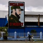 Un cartel del régimen cubano recuerda al dictador Fidel Castro