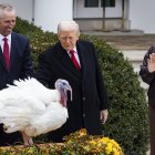 El presidente Donald Trump junto a su esposa, Melania Trump, y el pavo Gobble.