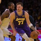 Luka Doncic se zafa de Kawhi Leonard durante el juego entre los Lakers y los Clippers