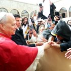 Un folleto facilitado por la Presidencia libanesa el 1 de diciembre de 2025 muestra al papa León XIV siendo recibido por los fieles durante su visita a la tumba de San Charbel Makhlouf, o Mar Charbel en árabe, un monje y sacerdote maronita libanés, en el monasterio de San Marón, situado en el pueblo montañoso de Annaya, al norte de la capital, Beirut, el 1 de diciembre de 2025.