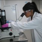 Una investigadora trabajando en un laboratorio