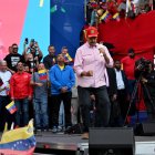Nicolás Maduro baila durante un mitin en Caracas el 1 de diciembre de 2025