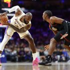 El alero de Los Angeles Lakers, Lebron James (23), controla el balón frente al base de los Philadelphia 76ers, Tyrese Maxey, durante el primer cuarto en el Xfinity Mobile Arena.