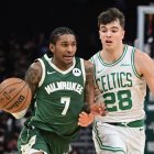 El escolta de los Bucks Kevin Porter y el alero de los Celtics Hugo González