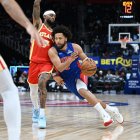 El escolta de los Detroit Pistons, Cade Cunningham (2), supera al escolta de los Atlanta Hawks, Nickeil Alexander-Walker (7), en el primer cuarto en el Little Caesars Arena.