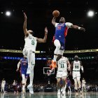 El escolta de los Detroit Pistons, Javonte Green (31), realiza un mate tras superar al escolta de los Boston Celtics, Derrick White (9), durante la segunda mitad del partido en el TD Garden.