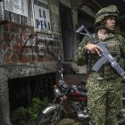Un soldado colombiano junto a grafitis de las Autodefensas Gaitanistas de Colombia (AGC) o Clan del Golfo