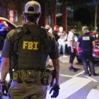 Agentes de diversas agencias, como la Oficina de Alcohol, Tabaco, Armas de Fuego y Explosivos, el FBI y la Policía de Parques, interrogan a una pareja que se encontraba estacionada fuera de un espacio legal mientras comían comida para llevar de McDonald's, el martes 12 de agosto de 2025, en el noroeste de Washington, cerca de la calle Kennedy NW.