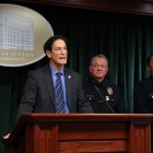 El fiscal de distrito del condado de Los Ángeles, Nathan Hochman, anuncia los cargos