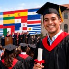 Imagen de un estudiante latino sobre un fondo con banderas de países hispanos