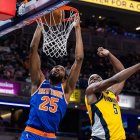 El escolta/alero de los New York Knicks, Mikal Bridges (25), lanza el balón mientras el alero de los Indiana Pacers, Jarace Walker (5), defiende en la segunda mitad en el Gainbridge Fieldhouse.