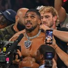 Logan Paul coloca una medalla a Anthony Joshua
