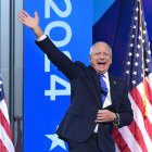 Tim Walz en la DNC de 2024/ Saul Loeb
