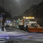 Quitanieves retiran la nieve el 26 de diciembre de 2025 en Nueva York.
Nueva York, la ciudad más grande de Estados Unidos, se preparaba para recibir hasta 25 centímetros de nieve durante la noche, la mayor cantidad en cuatro años.