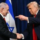Donald Trump y Benjamin Netanyahu se estrechan la mano
