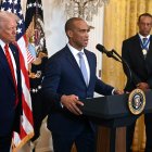 Scott Turner junto a Donald Trump/ Jim Watson