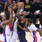 LeBron James, número 23 de Los Angeles Lakers, intenta encestar por encima de Ausar Thompson, número 9 de Detroit Pistons, durante el partido de la temporada regular de la NBA celebrado el martes 30 de diciembre de 2025 en el Crypto.com Arena de Los Ángeles, California. LeBron James, número 23, celebra hoy su 41.º cumpleaños.