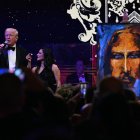 El presidente Donald Trump junto a la artista cristiana de velocidad Vanessa Horabuena