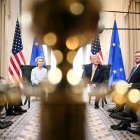 El presidente de los Estados Unidos, Donald Trump (derecha), y la presidenta de la Comisión Europea, Ursula von der Leyen (izquierda), hablan con la prensa tras alcanzar un acuerdo comercial entre ambas economías tras su reunión en Turnberry, al suroeste de Escocia, el 27 de julio de 2025, en el tercer día de su visita al país, desde que comenzó su segundo mandato como presidente. El presidente de Estados Unidos, Donald Trump, declaró el 27 de julio de 2025 que había alcanzado un acuerdo comercial con la presidenta de la Unión Europea, Ursula von der Leyen. «Hemos llegado a un acuerdo. Es un buen acuerdo para todos», declaró Trump a los periodistas tras las conversaciones con Von der Leyen en su complejo de golf de Turnberry, Escocia. La presidenta de la UE también lo calificó de «buen acuerdo».