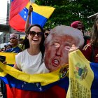 Venezolanos en Panamá celebran con banderas y una máscara de Trump