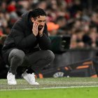 El entrenador portugués del Manchester United, Rubén Amorim, reacciona durante el partido de fútbol de la UEFA Europa League entre el Manchester United y el Glasgow Rangers en el estadio Old Trafford de Mánchester, al noroeste de Inglaterra, el 23 de enero de 2025. Rubén Amorim ha sido destituido como entrenador del Manchester United 14 meses después de llegar a Old Trafford, según anunció el club el 5 de enero de 2025.