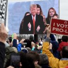 Manifestantes provida escuchan al presidente estadounidense Donald Trump durante su discurso en la 47.ª «Marcha por la Vida» anual celebrada en Washington D. C. el 24 de enero de 2020. Trump es el primer presidente estadounidense que se dirige en persona a la mayor concentración anual de activistas provida del país.