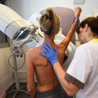 Una paciente se somete a una mamografía (Archivo)