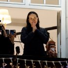 María Corina Machado saluda a sus partidarios desde un balcón del Gran Hotel de Oslo, Noruega
