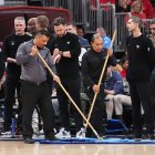 Los empleados del United Center limpian la cancha durante una pausa antes de un partido de baloncesto de la NBA entre los Chicago Bulls y los Miami Heat en Chicago, el jueves 8 de enero de 2026. (AP Photo/Nam Y. Huh)
