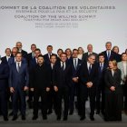 (Primera fila, de izquierda a derecha) El presidente del Consejo Europeo, Antonio Costa; el primer ministro de Polonia, Donald Tusk; el primer ministro de Eslovenia, Robert Golob; el presidente de Ucrania, Volodymyr Zelensky; el presidente de Francia, Emmanuel Macron; el primer ministro británico, Keir Starmer; la primera ministra italiana, Giorgia Meloni; la presidenta de la Comisión Europea, Ursula Von der Leyen, y el enviado especial de Estados Unidos, Steve Witkoff. (fila trasera) El primer ministro de Croacia, Andrej Plenkovic, el primer ministro de Albania, Edi Rama, el presidente del Gobierno de España, Pedro Sánchez, el primer ministro de Suecia, Ulf Kristersson, el presidente de Finlandia, Alexander Stubb, el presidente de Rumanía, Nicusor Dan, y la primera ministra de Dinamarca, Mette Frederiksen, posan para una foto de familia en el Palacio del Elíseo de París, el 6 de enero de 2026, al margen de la cumbre de la Coalición de Voluntarios sobre garantías de seguridad para Ucra