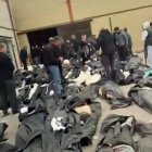 Esta captura de vídeo tomada de imágenes de UGC el 12 de enero de 2026, que apareció por primera vez en línea el 10 de enero de 2026 y fue verificada por los equipos de AFPTV en París el 11 de enero de 2026, muestra el patio del Centro Forense de Diagnóstico y Laboratorio de la provincia de Teherán en Kahrizak con docenas de cadáveres en bolsas mortuorias dispuestos para los familiares. Los grupos de derechos humanos afirman que se trata de víctimas de la brutal represión de las protestas por parte de las autoridades iraníes. Al menos 192 manifestantes han muerto en el mayor movimiento contra la República Islámica de Irán en más de tres años, según informó un grupo de derechos humanos el 11 de enero de 2026, mientras aumentaban las advertencias de que las autoridades estaban cometiendo una «masacre» para sofocar las manifestaciones. Las protestas, inicialmente provocadas por la ira ante el aumento del coste de la vida, se han convertido ahora en un movimiento contra el sistema teocráti