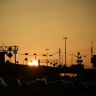 El sol sale mientras los vehículos viajan durante la hora pico de la mañana en Houston, Texas, el 8 de abril de 2025.