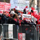 Las enfermeras se reúnen durante la huelga frente al Hospital Mount Sinai