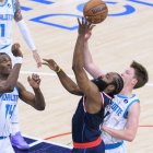 James Harden, número 1 de Los Angeles Clippers, lanza un tiro por encima de Sion James, número 4, y Moussa Diabate, número 14, de Charlotte Hornets, durante un partido de la temporada regular de la NBA 2025, el lunes 12 de enero de 2026, en el Intuit Dome Arena de Inglewood, California. Harden alcanzó los 28 598 puntos en su carrera, superando a Shaquille O'Neal y situándose en el noveno puesto de la lista de máximos anotadores de la NBA.