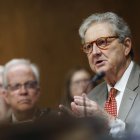 El senador estadounidense John Kennedy, republicano por Luisiana, habla durante una audiencia del Comité de Asignaciones del Senado con el director de los Institutos Nacionales de Salud (NIH) de EE. UU., Jayanta (Jay) Bhattacharya, en el Capitolio, en Washington D. C., el 10 de junio de 2025. Cientos de trabajadores de los NIH firmaron una carta dirigida al director Bhattacharya el 9 de junio, en la que protestaban abiertamente por los recortes de la administración Trump a la agencia, que «socavan la misión de los NIH» y «perjudican la salud de los estadounidenses y de personas de todo el mundo».
